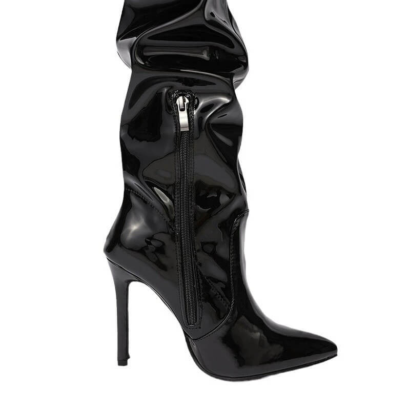 Stivali plissettati sopra il ginocchio