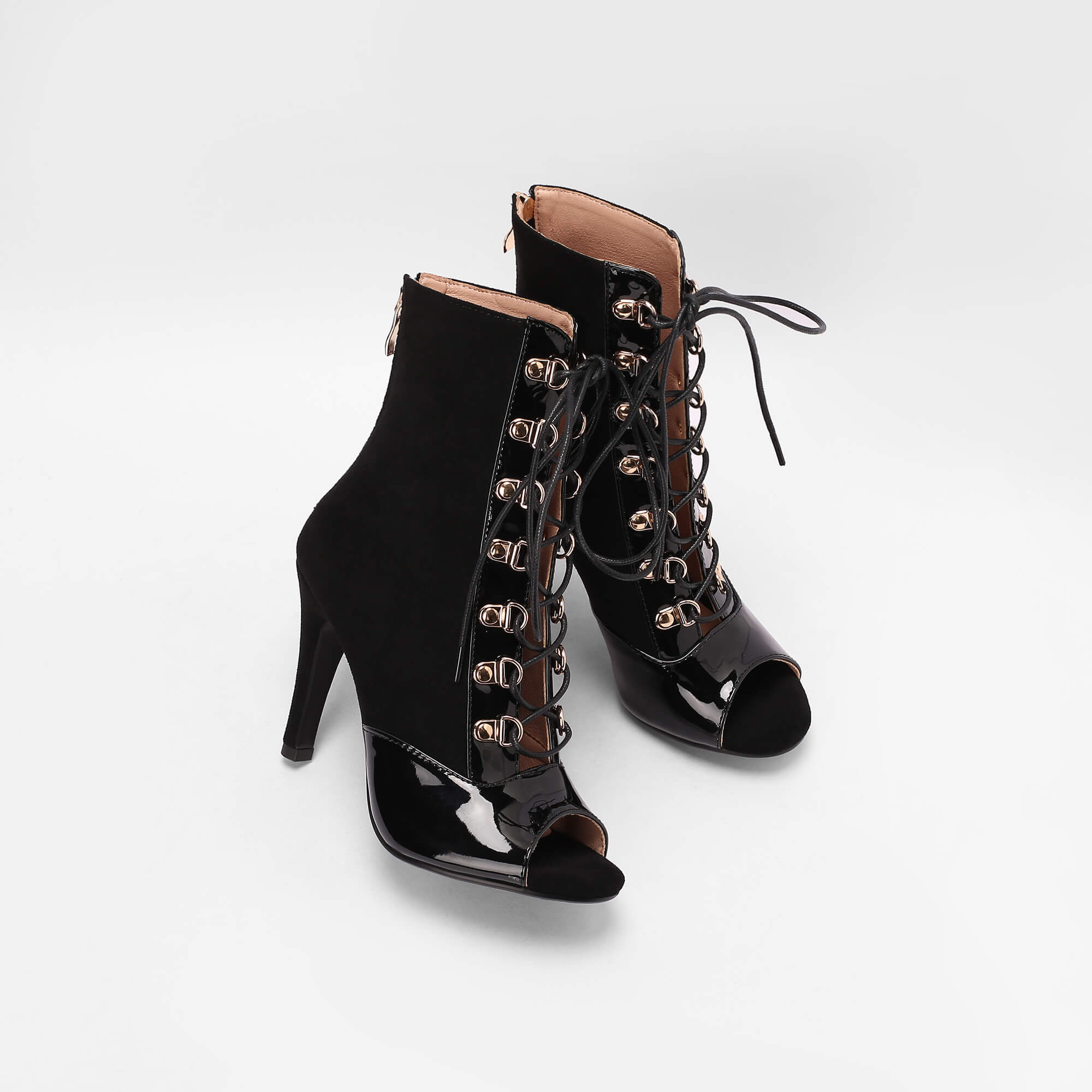 Stivali con tacco a spillo in rete, punta aperta e lacci sul davanti