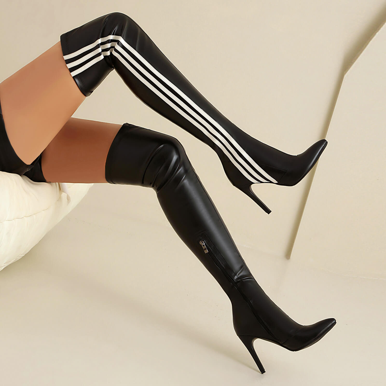 Stivali sopra il ginocchio in pelle nera a punta