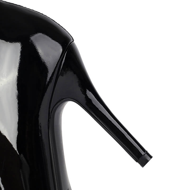 Stivali neri sopra il ginocchio con lacci e punta affilata