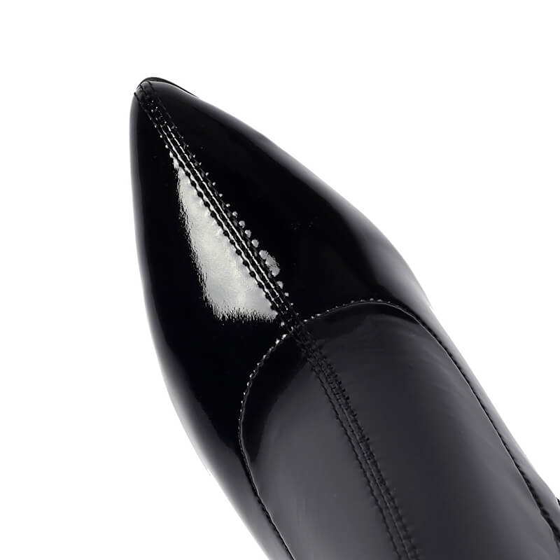 Stivali neri sopra il ginocchio con lacci e punta affilata