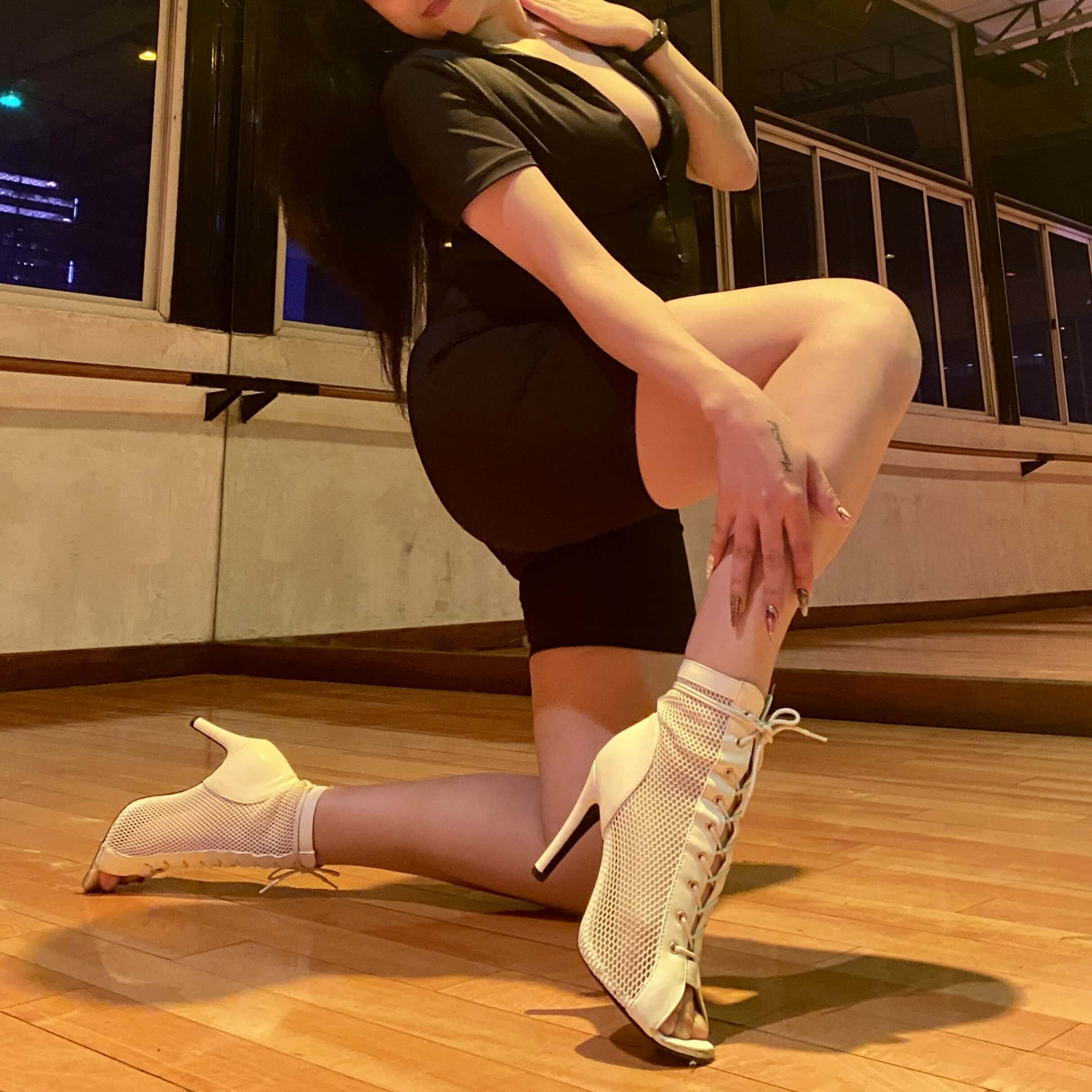 Stivali da ballo con punta aperta in rete e lacci color albicocca