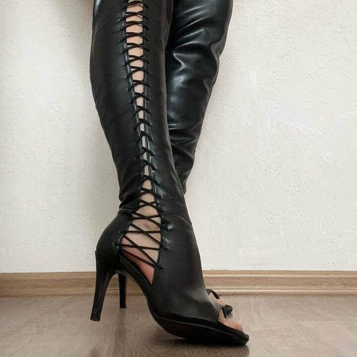 Stivali sopra il ginocchio neri lucidi con punta aperta