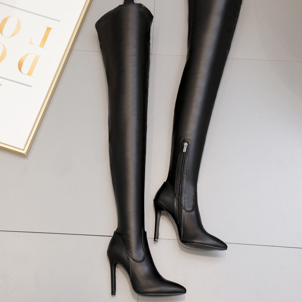 Stivali sopra il ginocchio a punta in un unico pezzo