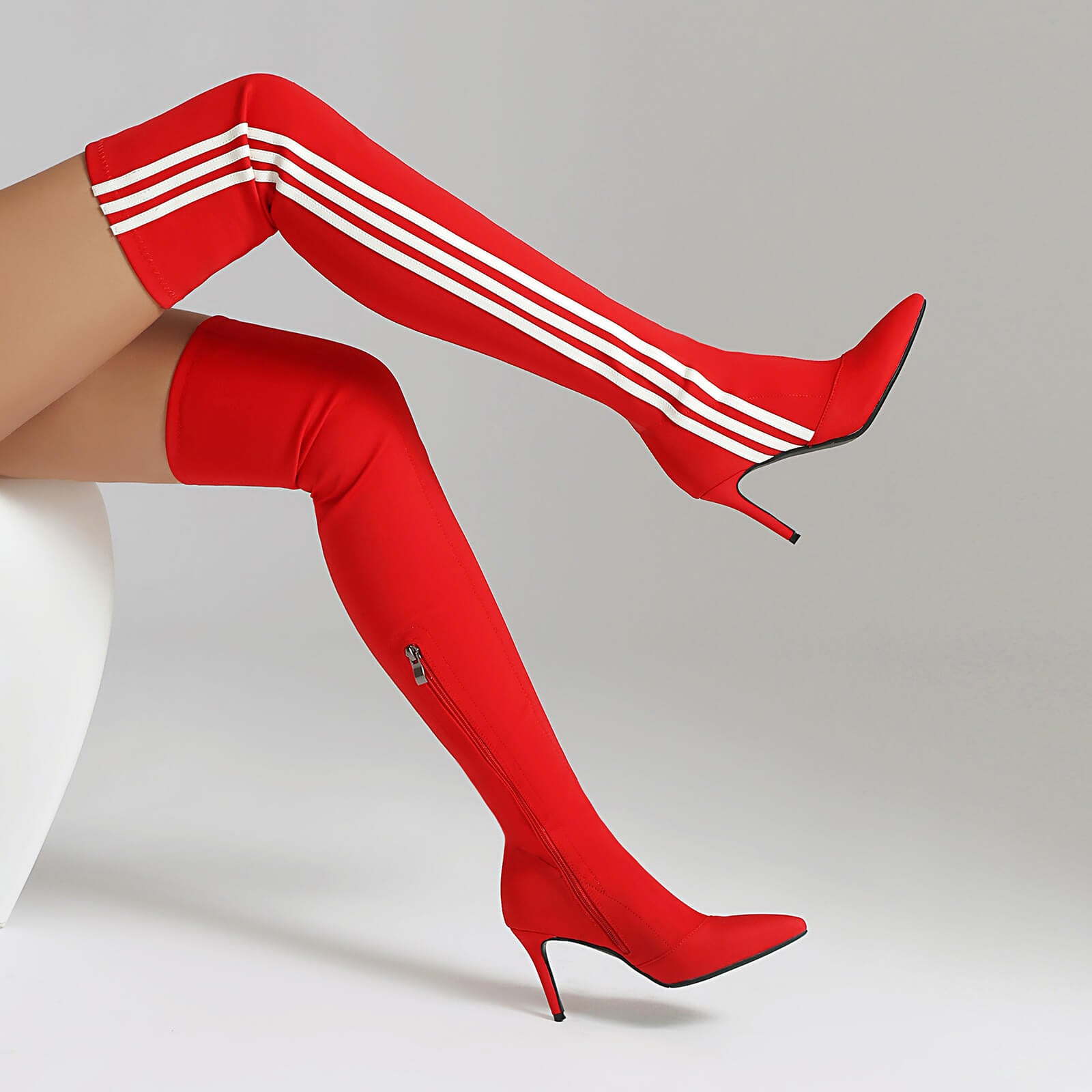 Stivali sopra il ginocchio con striscia laterale rossa a punta