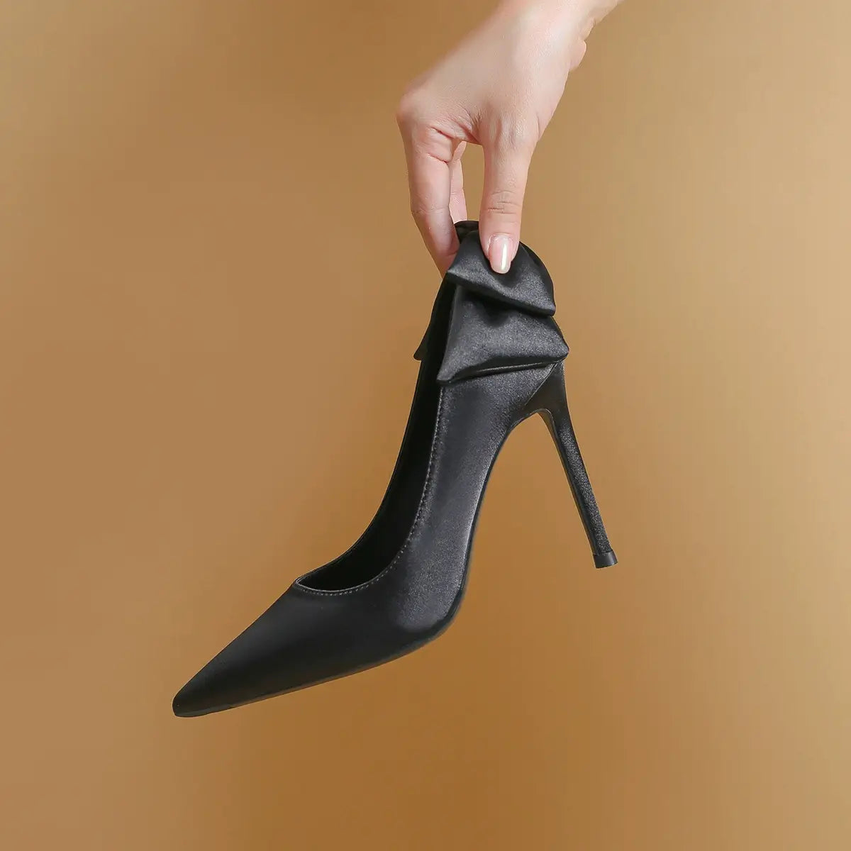 Décolleté in raso con punta a punta e fiocco