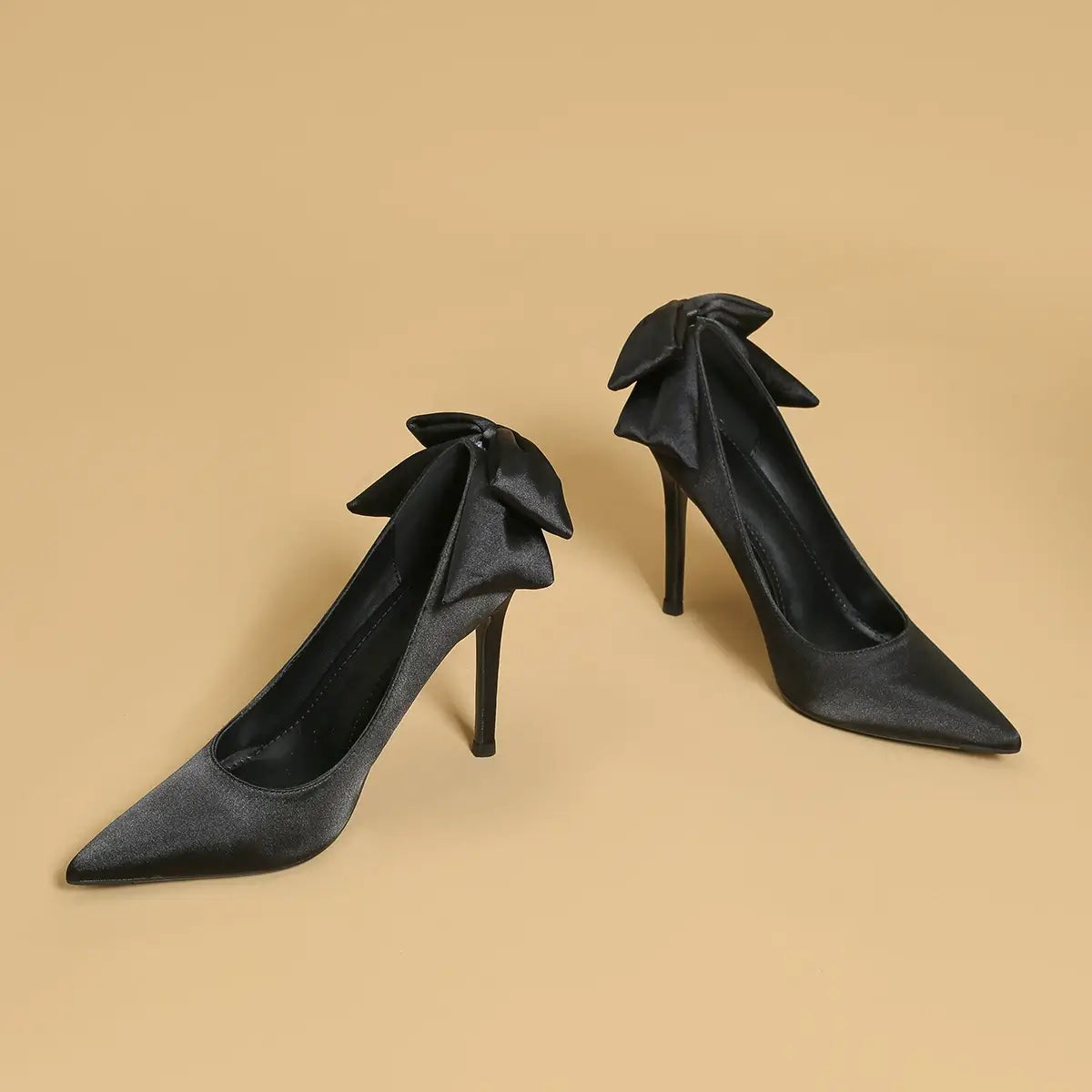 Décolleté in raso con punta a punta e fiocco